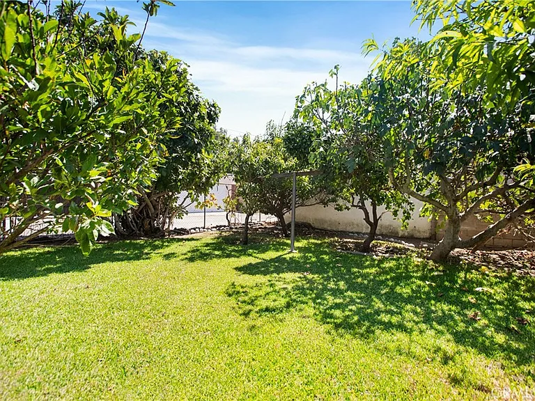 556 N Sunset Ave — Photo 24