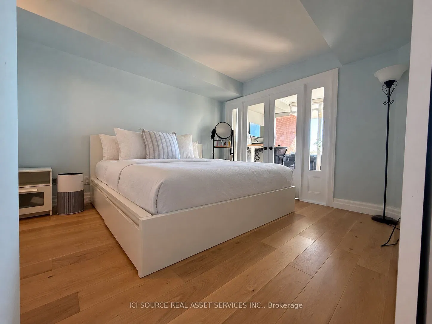 550 Queens Quay W — Photo 2