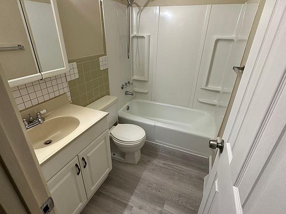 3rd image of 36 Chateau Dr APT E