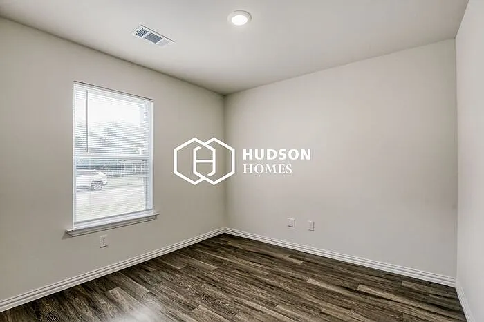 708 Henderson St — Photo 7