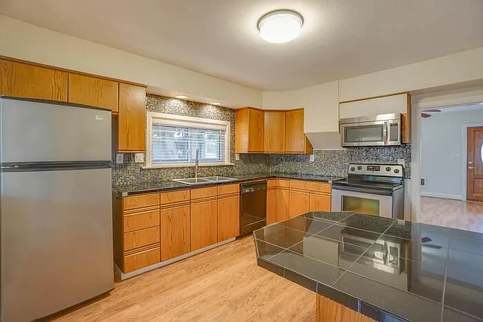 944 Dale St — Photo 23