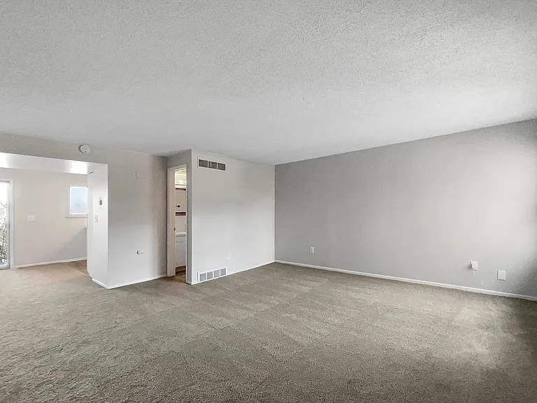 4262 E Maplewood Way — Photo 3