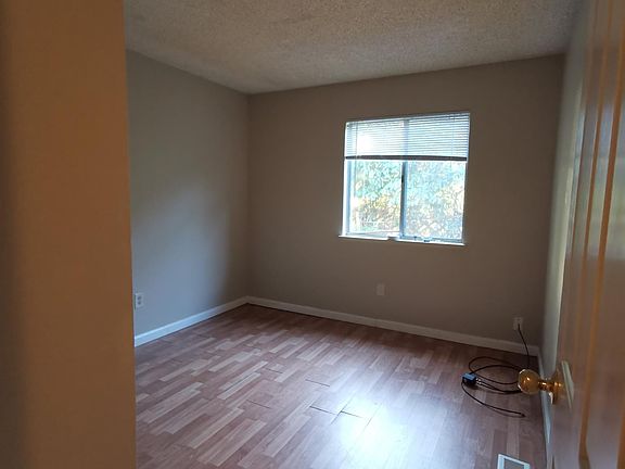 3rd image of 101 Moonraker Ct
