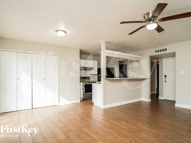 7000 Wildbriar Ct E — Photo 5