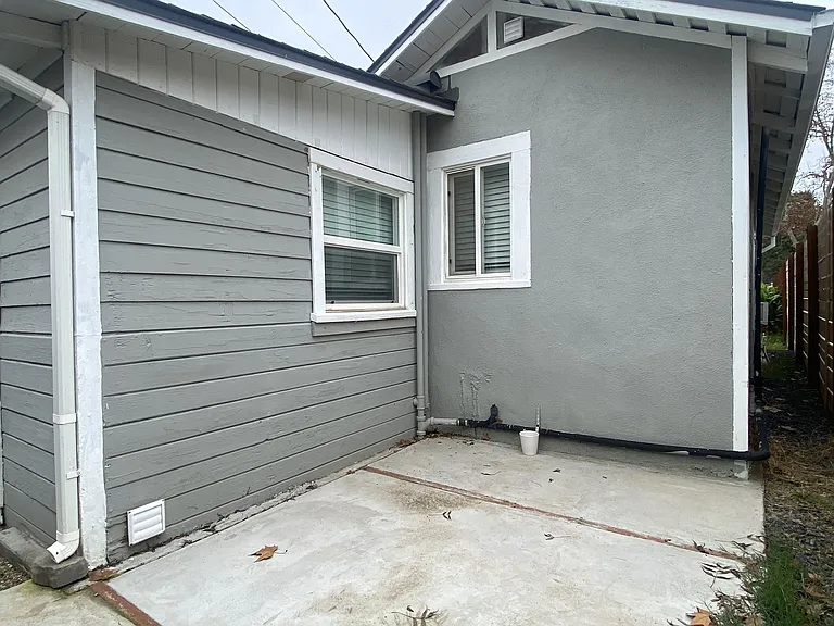 910 W 22nd St — Photo 12