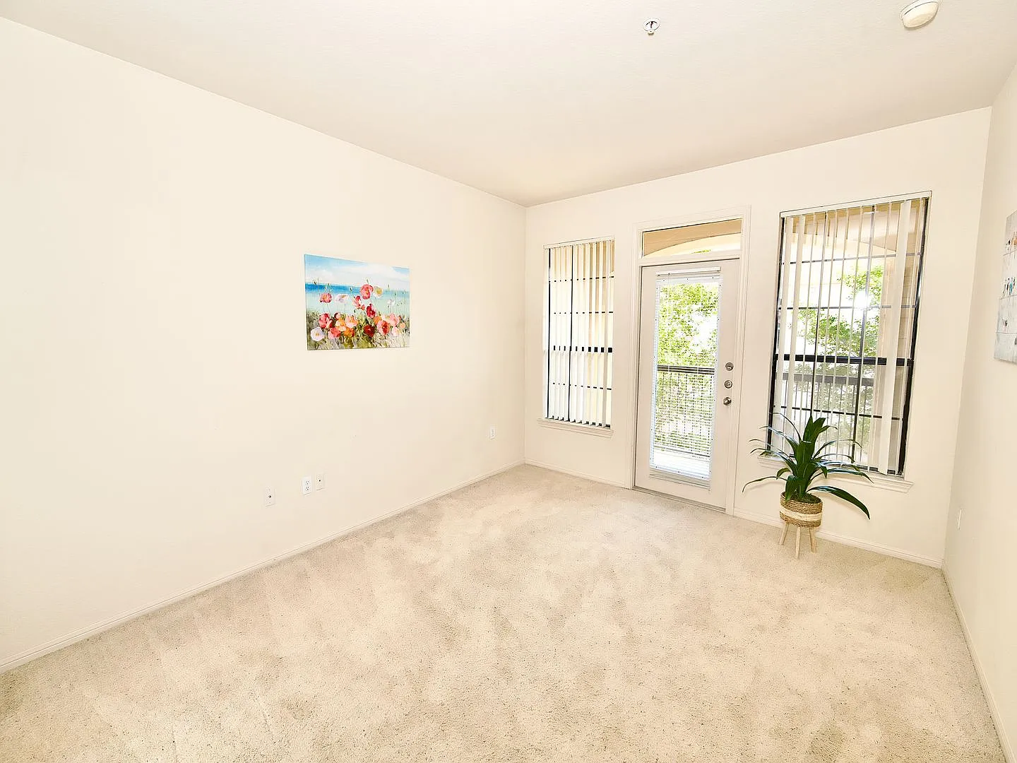 Luxury One Bedroom Condo Near Towne Center — Photo 3