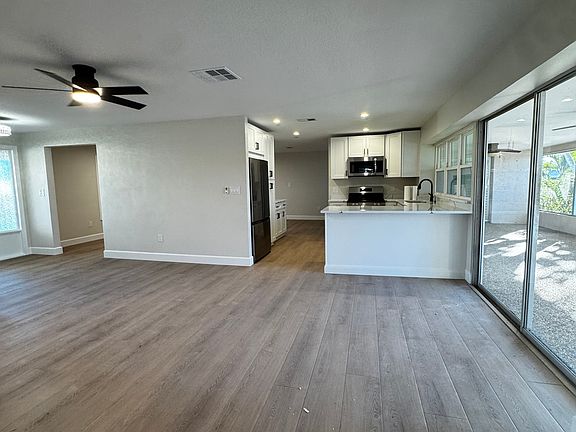 5th image of 1418 52nd Ave NE