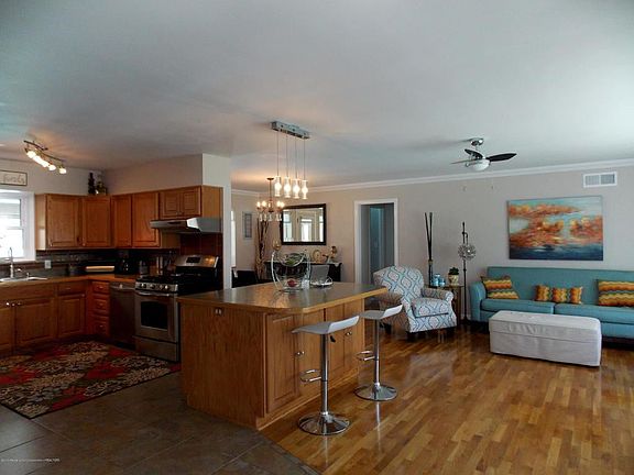 4th image of 2815 Roseland Ave