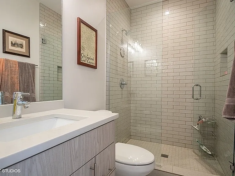 23491097_5_1554NLasalle404_8_Bathroom_LowRes