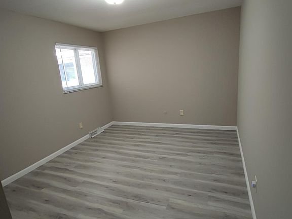 3rd image of 942 S Weyant Ave #942