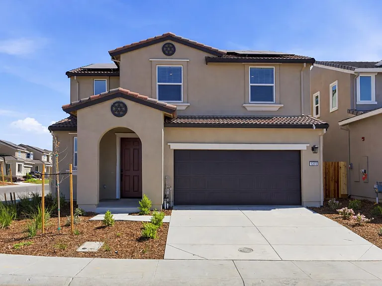 1203 Leonhardt Loop — Photo 1