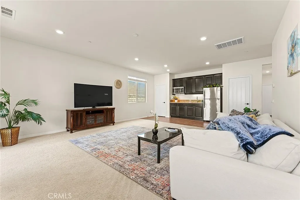 1 bed, 850 sqft, $2,200 — Photo 3