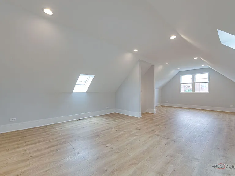 1747 N California Ave #2 — Photo 15