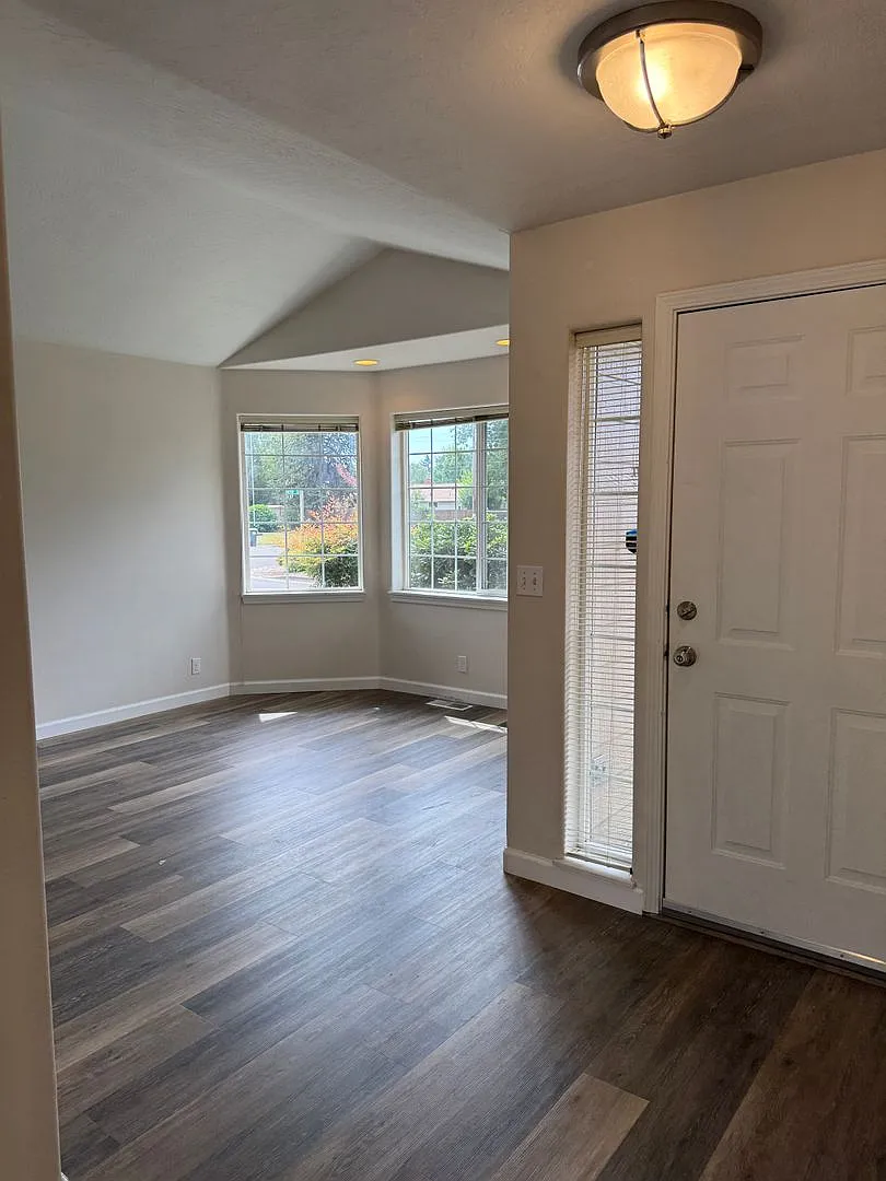 2 bedroom 1 bath duplex with garage! — Photo 3