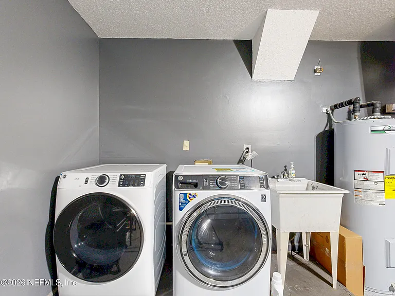 2084 Frogmore Dr — Photo 33