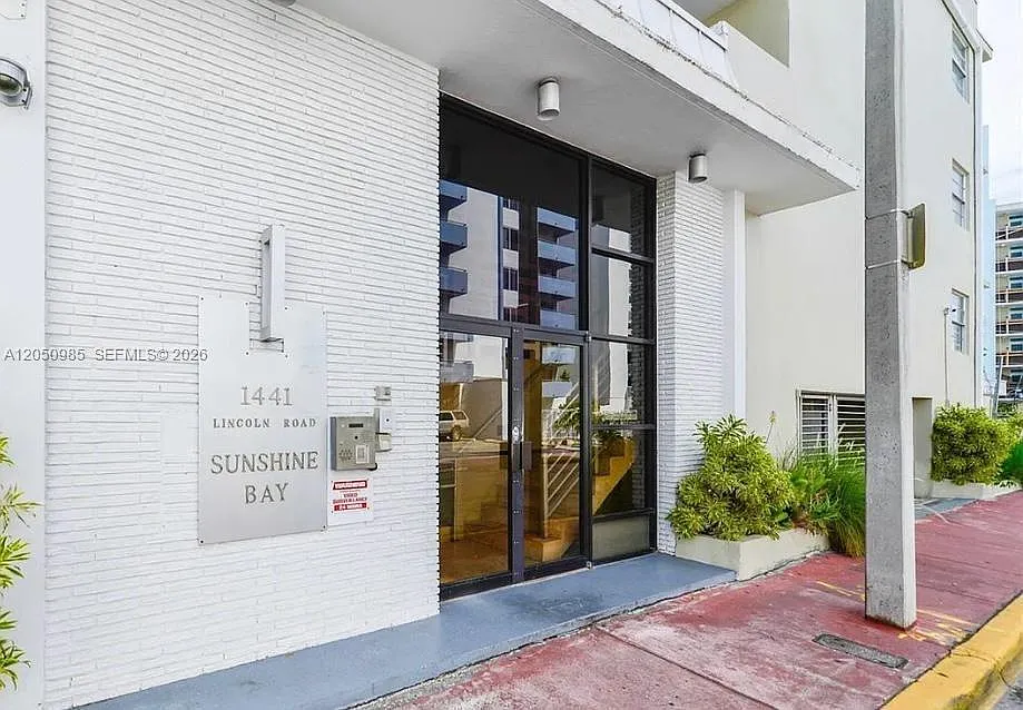 Sunshine Bay Condo — Photo 2