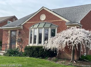 13344 Hart Ave, Huntington Woods, MI 48070