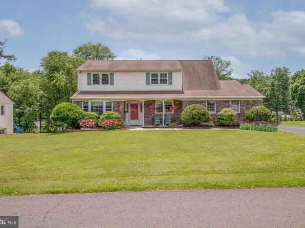 927 E Maple Dr, Southampton, PA 18966