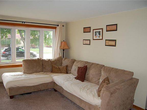 3rd image of 42 Diane Dr