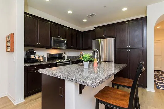 4 bed, 1867 sqft, $5,275 — Photo 3