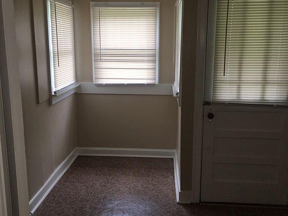 Laundry room w/dryer and washer hookup