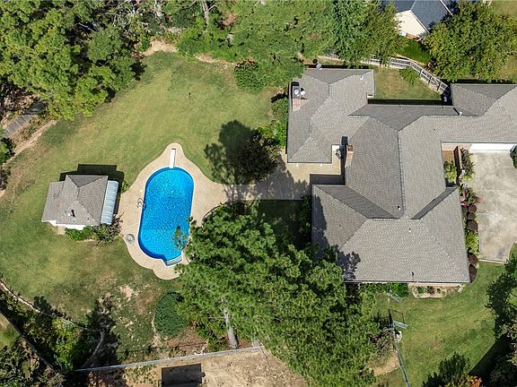 3rd image of 1211 Countrywood Cir