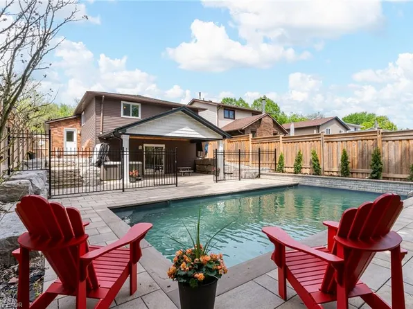 27 Bloomsbury Ct, Hamilton, ON L9G 4L5