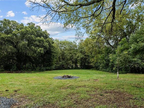 5th image of 1308 E Meadow Rd