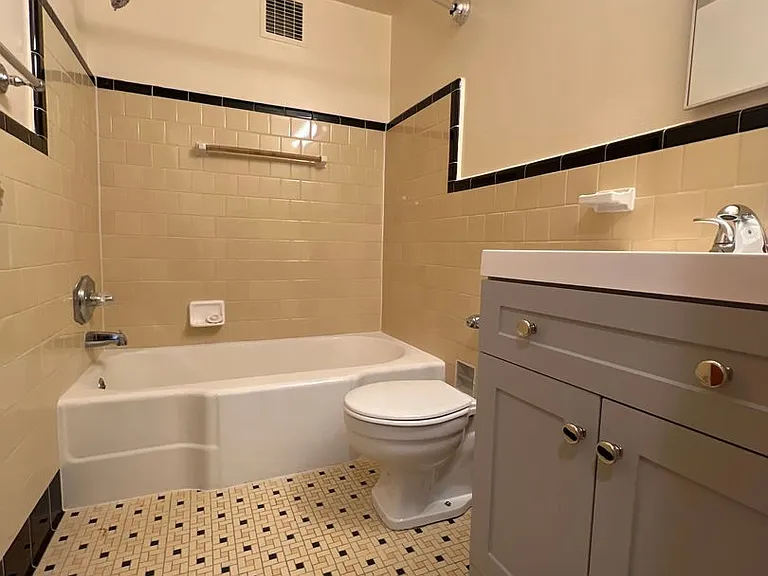 Goldsborough Apartments — Photo 14