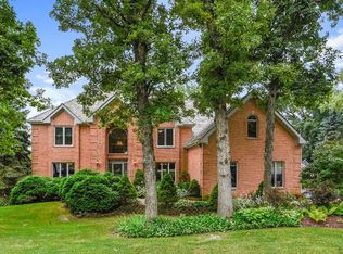 12 Middletree Ln, Hawthorn Woods, IL 60047