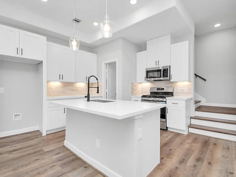 2355 Hoskins Dr — Photo 9