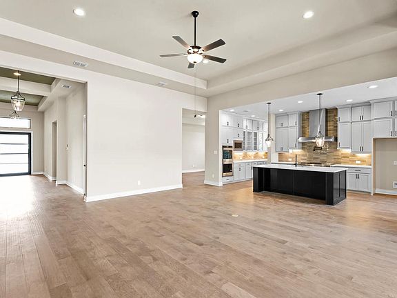 Olmos C family room
