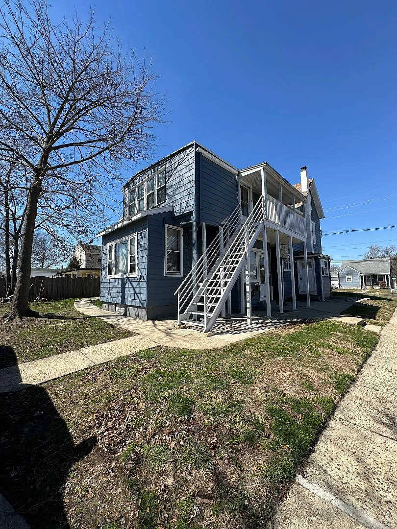 102 4th Ave - D — Photo 1