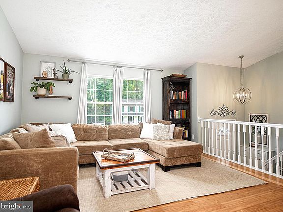 3rd image of 216 Kensington Pkwy