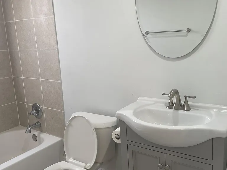 669 Boulevard NE — Photo 2