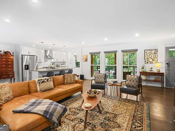 3rd image of 285 Pinewood Cir