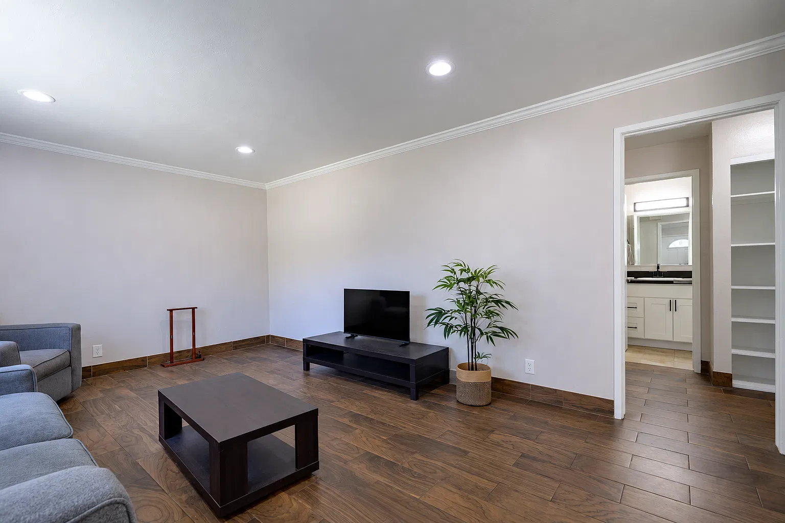 2 bed, 1.5 bath, 815 sqft, $3,990 — Photo 3