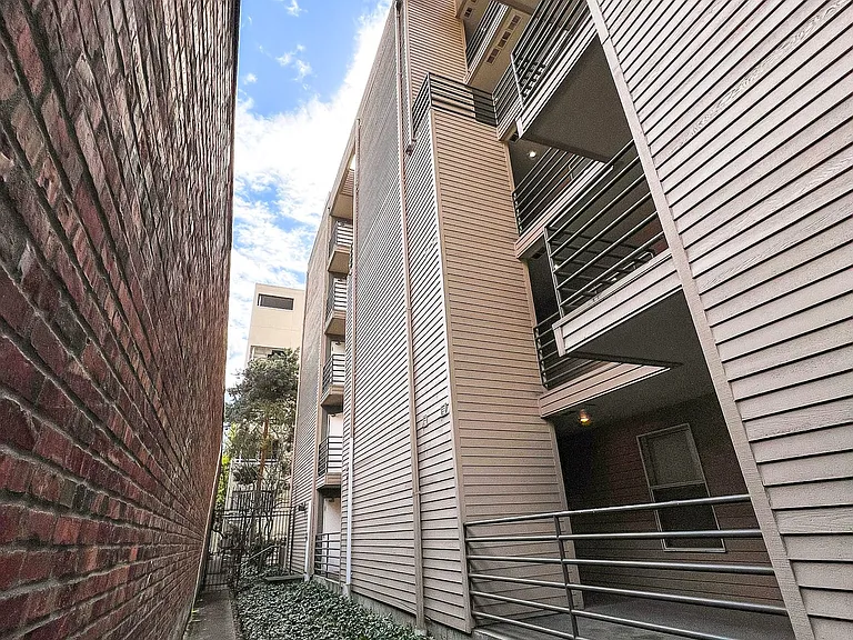 Castellan Apartments — Photo 12