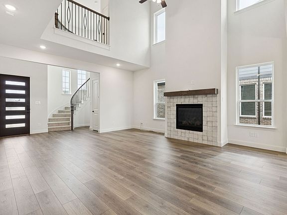 4th image of 1090 Foxtail Dr