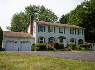 32 Goldfinch Ln, Neshanic Station, NJ 08853