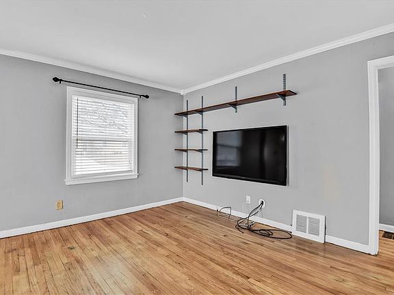 3rd image of 8110 Summit St