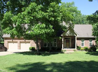 1240 White Dr, Lewisburg, TN 37091