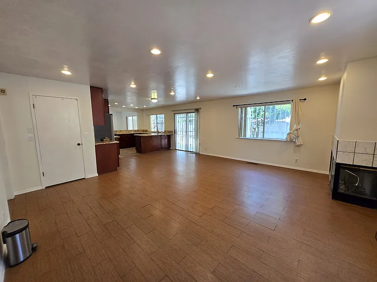 2659 Glen Loman Way — Photo 7