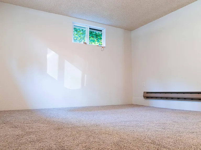 Bed Room. Western Exposure