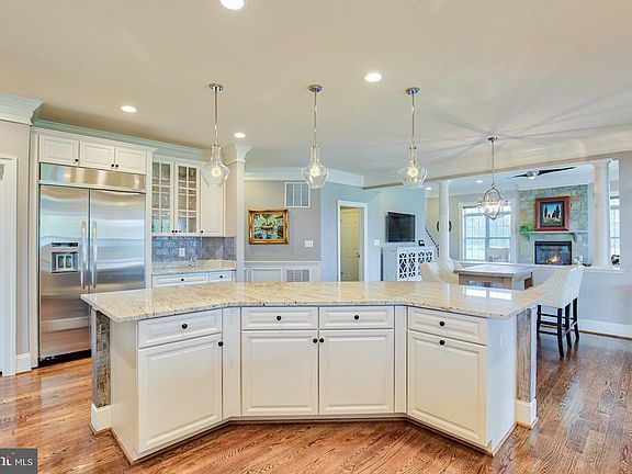 Custom Kitchen with upgraded appliances and backsp
