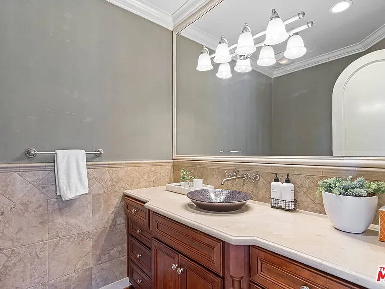 300 N Dianthus St — Photo 22