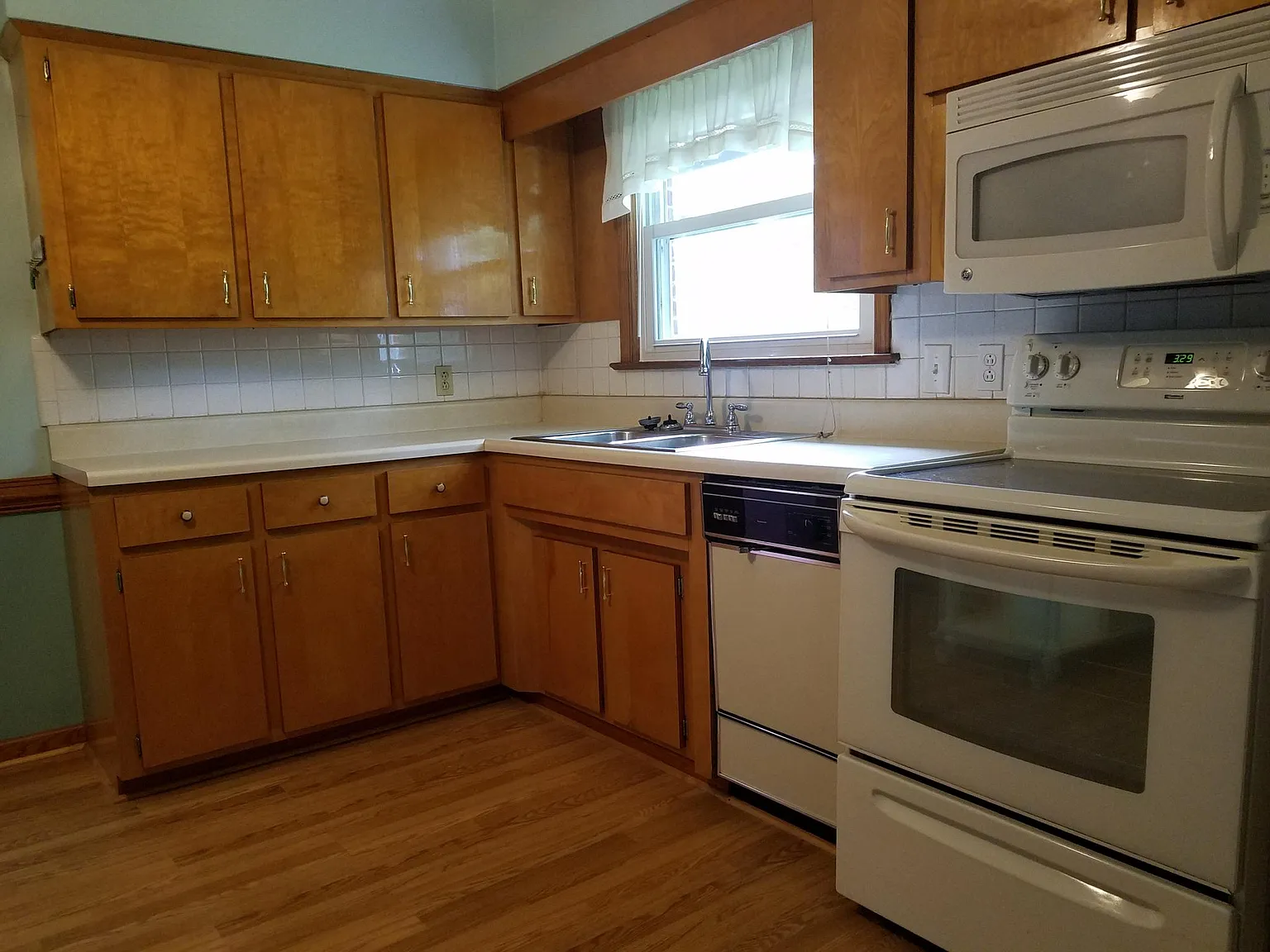 3 bed, 1300 sqft, $2,600 — Photo 3