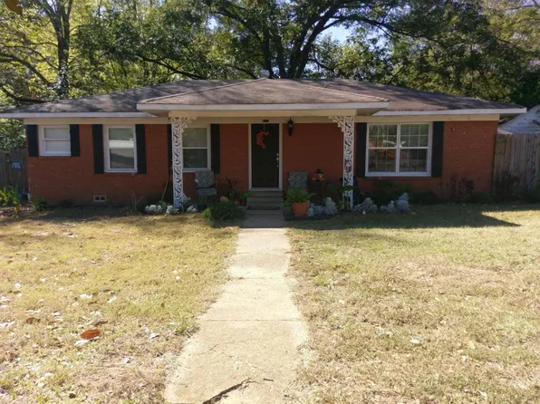 711 N Van Buren St, Henderson, TX 75652