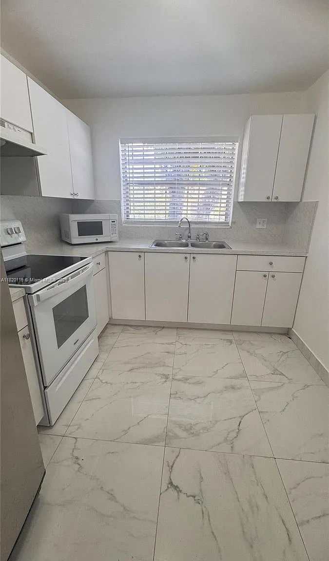 3 bed, 999 sqft, $2,600 — Photo 1