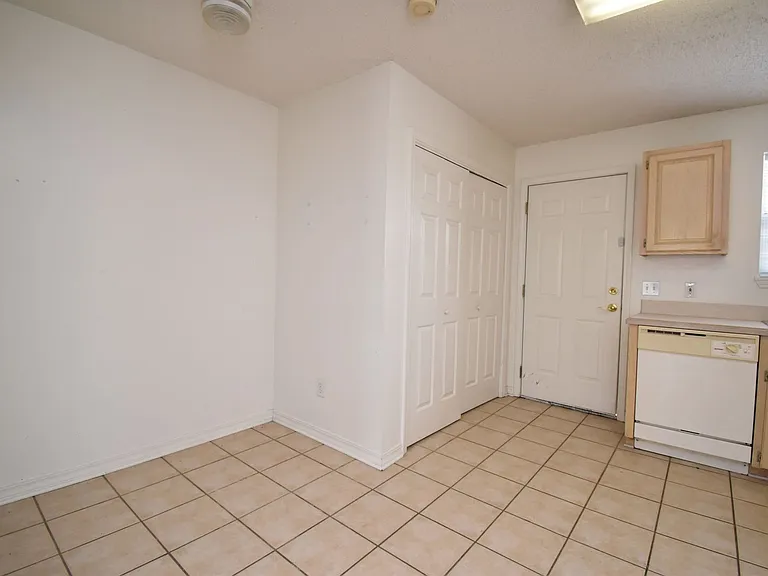 207 N Homer St — Photo 5